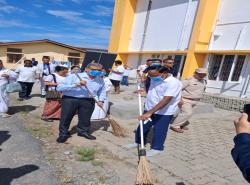 Union Finance Minister took part in a cleanliness drive under the SwachhataHiSeva2024 campaign at the district hospital in Namsai, an aspirational District in Arunachal Pradesh on 02.10.2024. Hon'ble Deputy Chief Minister Shri Chowna Mein and Hon'ble MP Shri Tapir Gao were also present, along with Secretary DFS, Additional Secretary, senior officials from DFS, PR&ID (MOF),NABARD, SBI, SIDBI, and hospital staff.