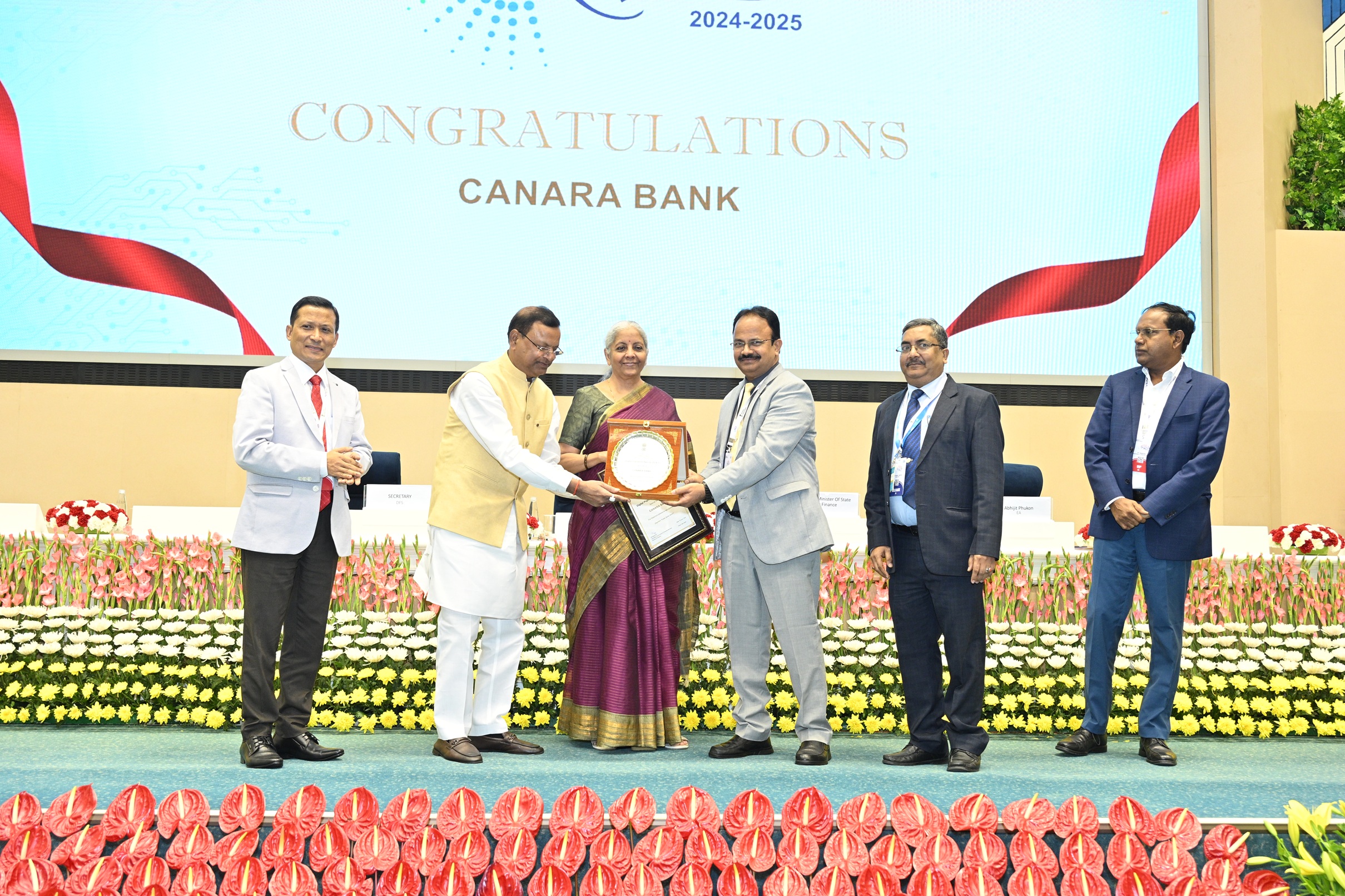 Hon'ble Finance Minister addressed the audience and gave away awards to winners under various categories during the Digital Payments Awards 2025 Ceremony in New Delhi